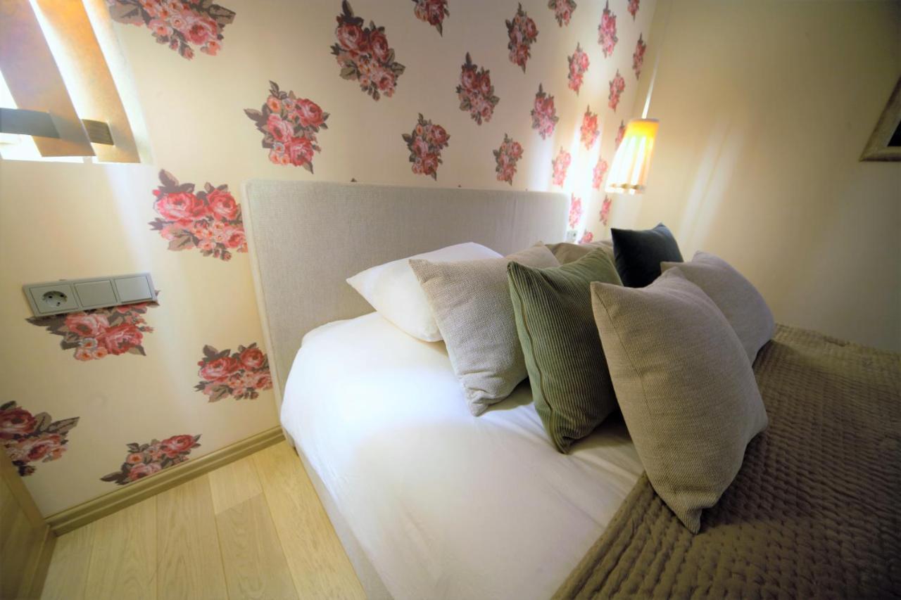 Quiet Old Town Apartment With Elevator Access Riga